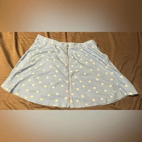 So women’s juniors zip front baby blue with white polka dots mini skirt size xl - Picture 1 of 3